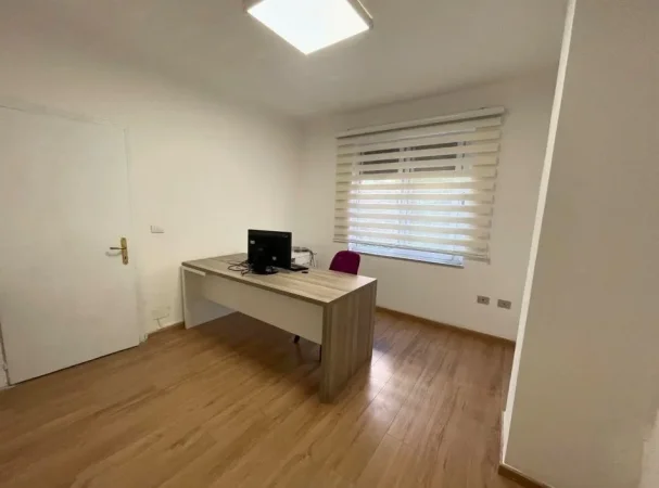 Tirane, jepet me qera zyre Kati 1, 65 m² 550 € (Komuna e Parisit)