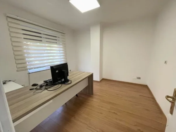 Tirane, jepet me qera zyre Kati 1, 65 m² 550 € (Komuna e Parisit)