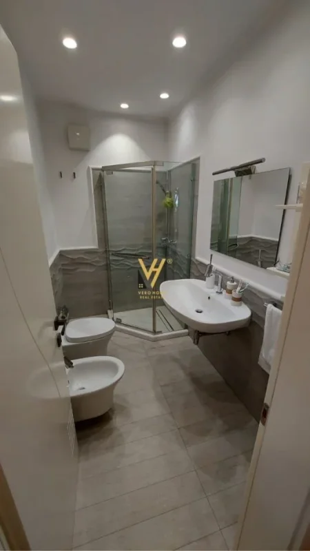 Tirane, jepet me qera apartament 2+1+Ballkon Kati 9, 150 m² 2.000 € (BLLOK)