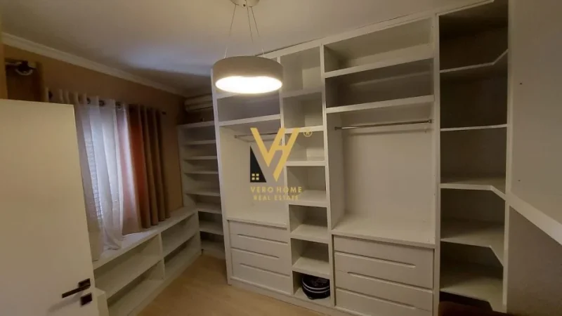 Tirane, jepet me qera apartament 2+1+Ballkon Kati 9, 150 m² 2.000 € (BLLOK)