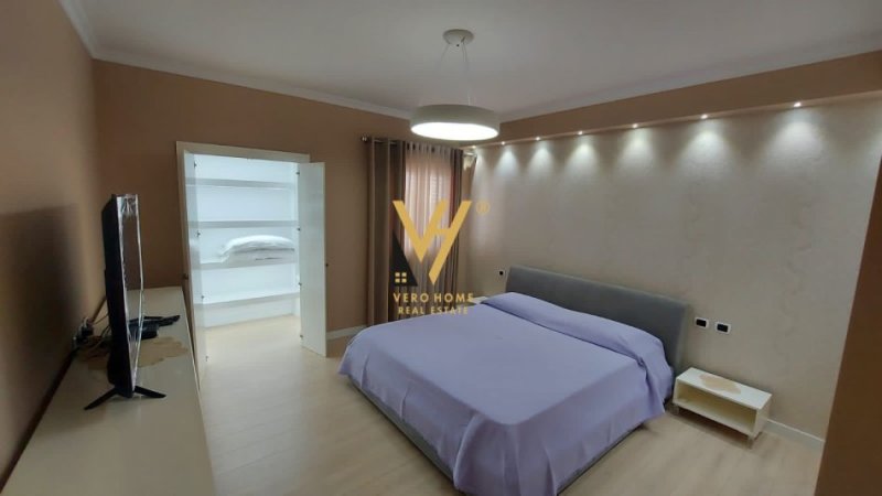 Tirane, jepet me qera apartament 2+1+Ballkon Kati 9, 150 m² 2.000 € (BLLOK)