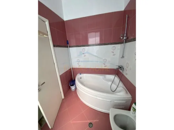 Tirane, jepet me qera apartament 3+1+Ballkon Kati 1, 107 m² 700 € (Korda e Diellit)
