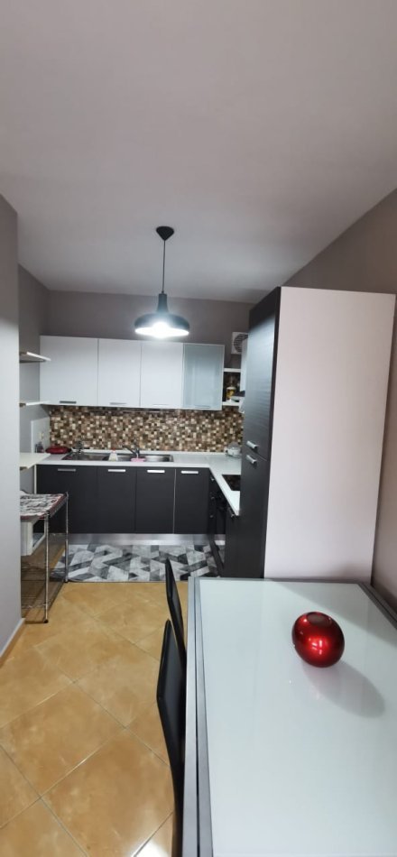 Tirane, jepet me qera apartament 1+1+Aneks+Ballkon Kati 5, 110 m² 600 € 