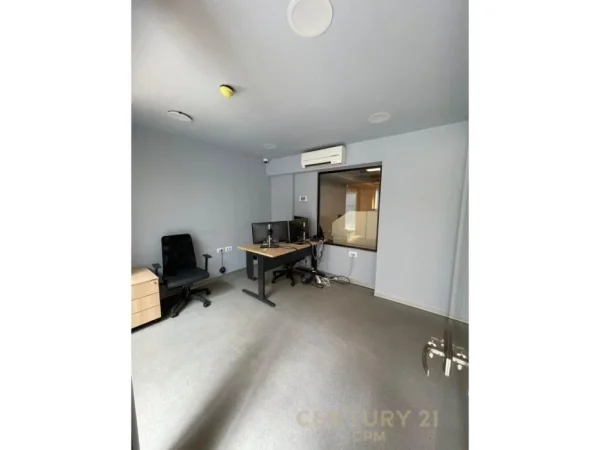 Tirane, jepet me qera ambjent biznesi Kati 0, 600 m² 6.500 € (rruga e barrikadave)