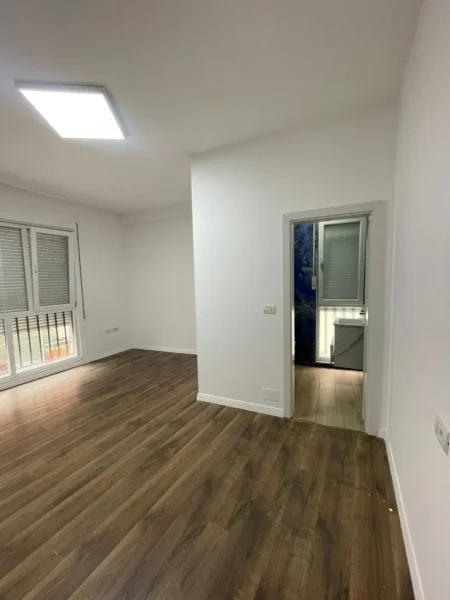 Tirane, jepet me qera apartament 2+1 Kati 2, 94 m² 800 € (Komuna e Parisit)