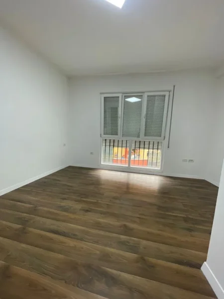 Tirane, jepet me qera apartament 2+1 Kati 2, 94 m² 800 € (Komuna e Parisit)