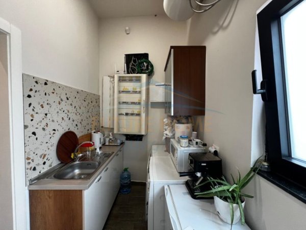 Tirane, jepet me qera ambjent biznesi Kati 0, 115 m² 2.500 € (Rruga Jordan Misja)