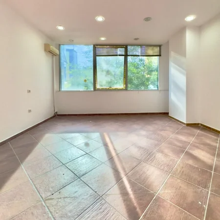 Tirane, Ambient biznesi me qira  Kati 1, 56 m² 450 € (Selvia)
