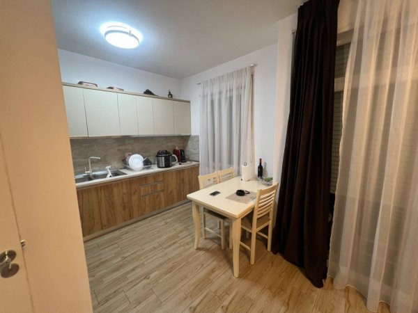 Tirane, jepet me qera apartament 1+1 Kati 1, 60 m² 500 € (Rruga 5 Maji)