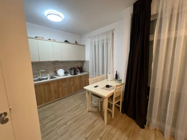 Tirane, jepet me qera apartament 1+1 Kati 1, 60 m² 500 € (Rruga 5 Maji)