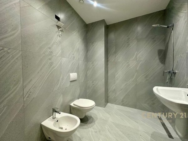 Tirane, shes apartament 2+1+2 , 133 m² 500.000 € (Liqeni i Tiranës)
