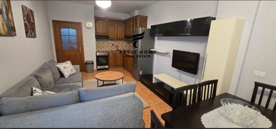 Tirane, jepet me qera apartament 1+1+Ballkon Kati 7, 55 m² 500 € (ISH PARKU)
