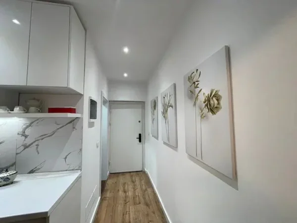 Tirane, jepet me qera apartament 1+1+Ballkon Kati 3, 60 m² 600 € (Rruga e Kavajes)