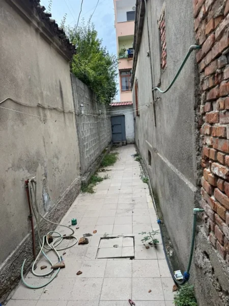 Durres, shitet apartament 2+1 Kati 1, 275 m² 130.000 € (lagja 5)