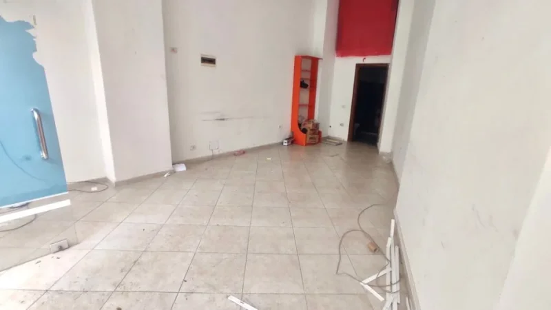 Me Qera: Amb per Dyqan / Zyre ( ASTIR - afer Bar Artistit ) k.1 - Buze Rruge (Fasade Xhami)