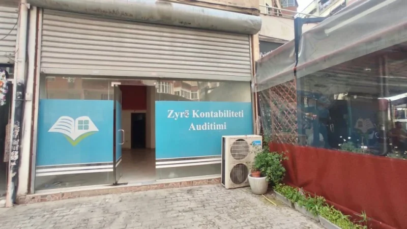 Me Qera: Amb per Dyqan / Zyre ( ASTIR - afer Bar Artistit ) k.1 - Buze Rruge (Fasade Xhami)