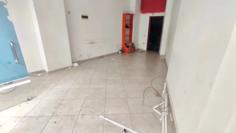 Me Qera: Amb per Dyqan / Zyre ( ASTIR - afer Bar Artistit ) k.1 - Buze Rruge (Fasade Xhami)