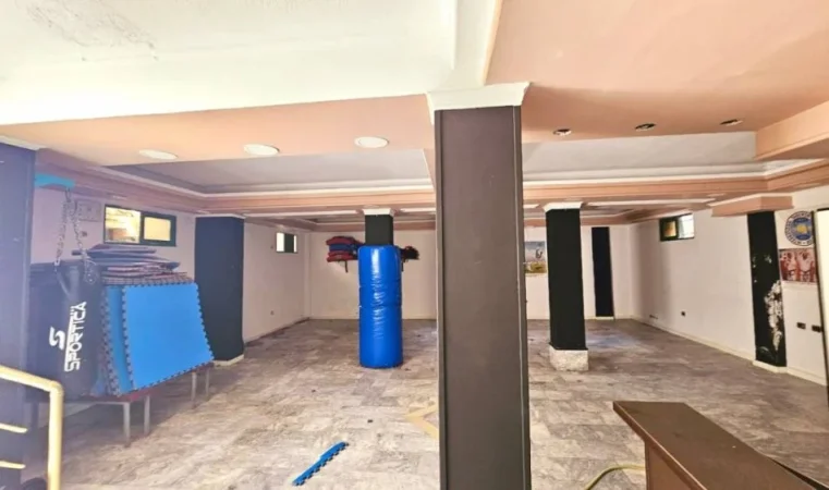 Jepet me Qera: Ambient Open Space** ne Rruge Kryesore** 📍 MINE PEZA - Rr. Haxhi Hysen Dalliu || 400 Euro/Muaj ||