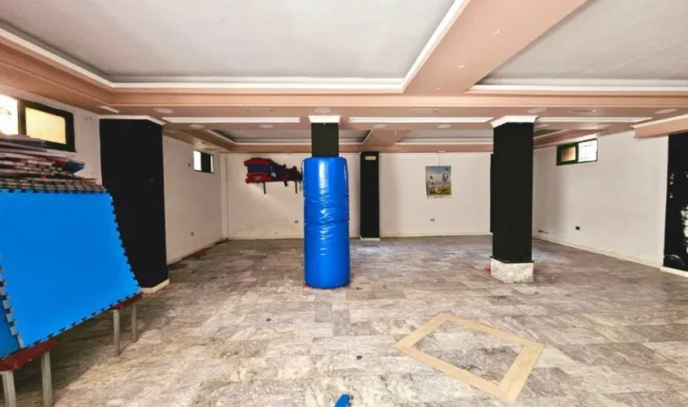 Jepet me Qera: Ambient Open Space** ne Rruge Kryesore** 📍 MINE PEZA - Rr. Haxhi Hysen Dalliu || 400 Euro/Muaj ||