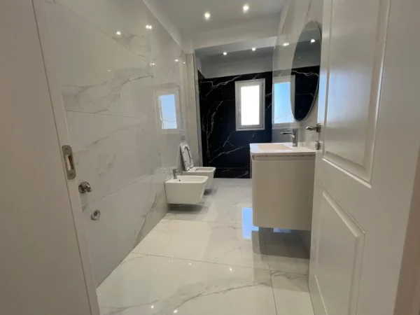 Vlore, shitet apartament 2+1 Kati 8, 117 m² 204.750 € (Lungomare) RV44894