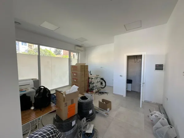 Tirane, jepet me qera zyre Kati 0, 33 m² 500 € (Rr Sulejman Delvina)