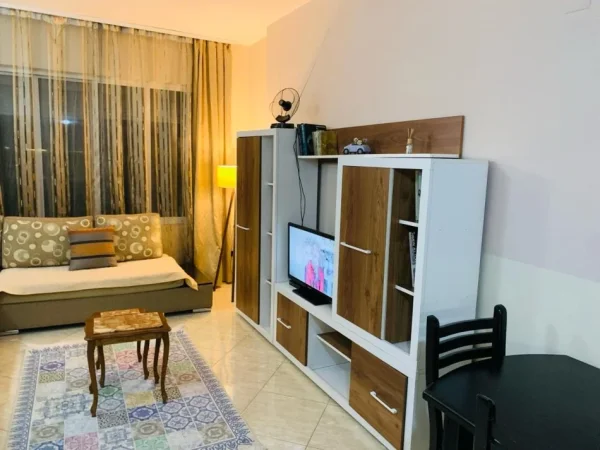 Tirane, jepet me qera apartament 1+1+Ballkon Kati 4, 75 m² 600 € (Rruga Kavajes)