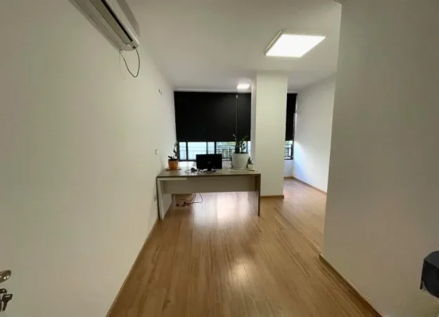 Tirane, jepet me qera zyre Kati 1, 60 m² 550 € (Komuna Parisit)