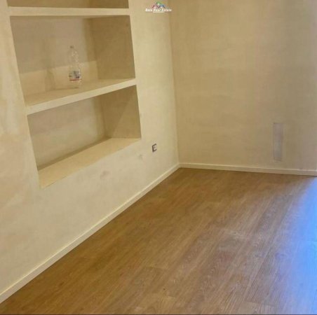 Tirane, jepet me qera zyre Kati 2, 93 m² 950 € (rruga e kavajes)
