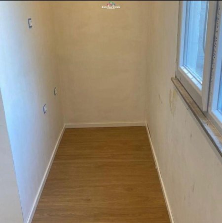 Tirane, jepet me qera zyre Kati 2, 93 m² 950 € (rruga e kavajes)