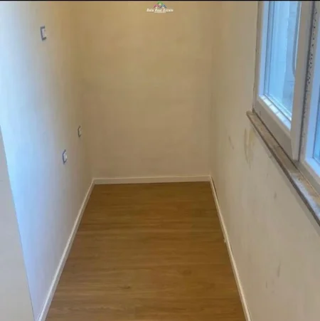 Tirane, jepet me qera zyre Kati 2, 93 m² 950 € (rruga e kavajes)