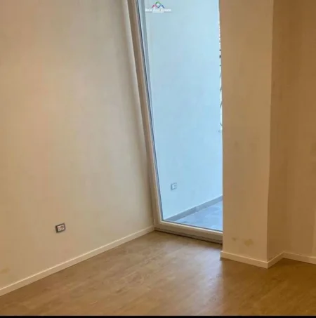 Tirane, jepet me qera zyre Kati 2, 93 m² 950 € (rruga e kavajes)