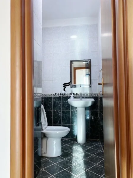 Tirane, jepet me qera apartament 2+1+Ballkon Kati 9, 94 m² 750 € (STACIONI TRENIT)