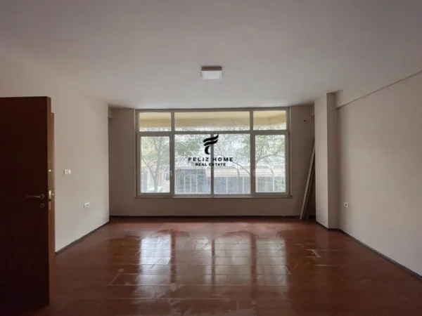 Tirane, jepet me qera zyre Kati 1, 100 m² 800 € (QENDER)