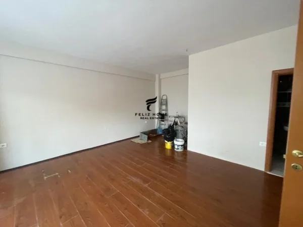 Tirane, jepet me qera zyre Kati 1, 100 m² 800 € (QENDER)