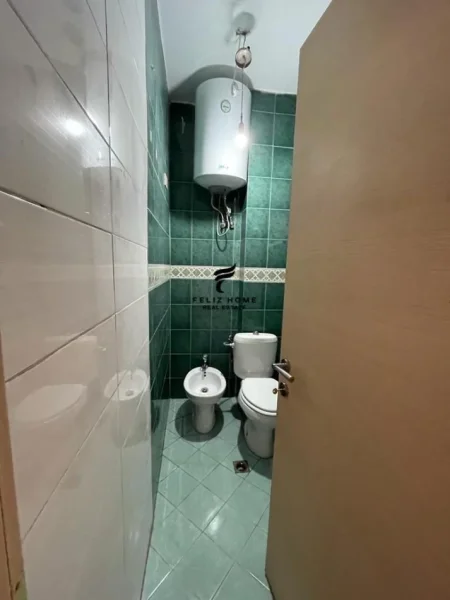 Tirane, jepet me qera zyre Kati 1, 100 m² 800 € (QENDER)