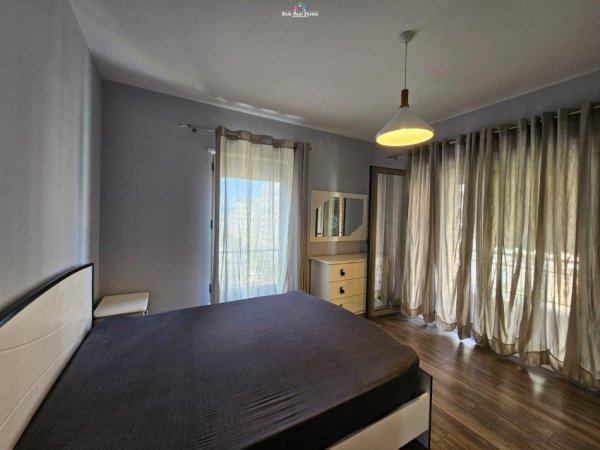 Tirane, jepet me qera apartament duplex 3+1 Kati 7, 130 m² 1.000 € (Tek Kompleksi Delijorgji)