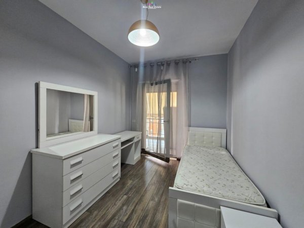 Tirane, jepet me qera apartament duplex 3+1 Kati 7, 130 m² 1.000 € (Tek Kompleksi Delijorgji)