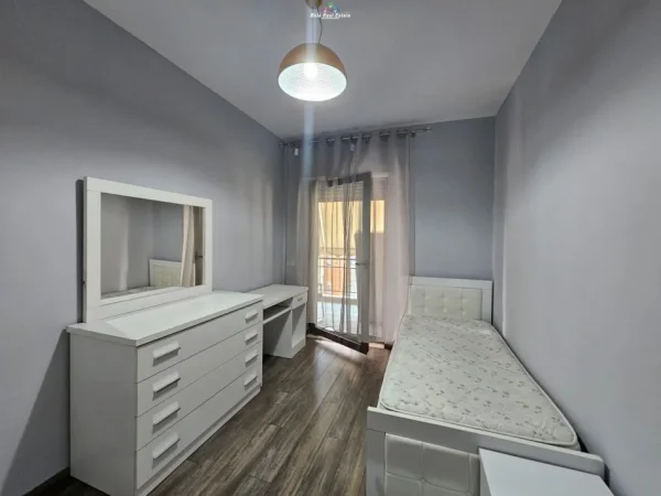 Tirane, jepet me qera apartament duplex 3+1 Kati 7, 130 m² 1.000 € (Tek Kompleksi Delijorgji)