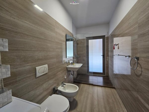 Tirane, jepet me qera apartament duplex 3+1 Kati 7, 130 m² 1.000 € (Tek Kompleksi Delijorgji)