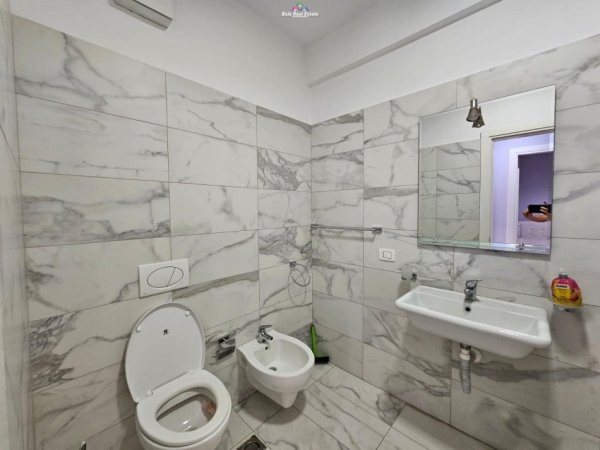 Tirane, jepet me qera apartament duplex 3+1 Kati 7, 130 m² 1.000 € (Tek Kompleksi Delijorgji)