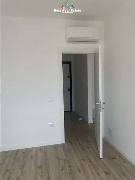 Tirane, jepet me qera zyre Kati 7, 63 m² 650 € (Komuna e Parisit)