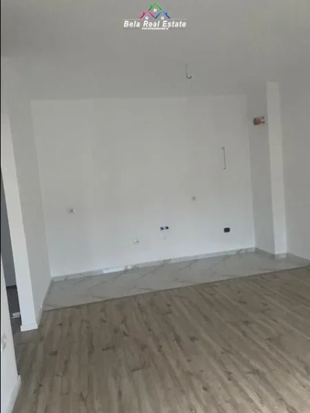 Tirane, jepet me qera zyre Kati 7, 63 m² 650 € (Komuna e Parisit)