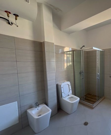 Tirane, jepet me qera apartament 2+1 Kati 3, 124 m² 500 € (Rruga "Irfan Tershana", Vilat Gjermane)