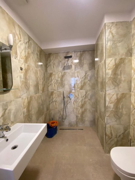 Tirane, jepet me qera apartament 2+1+Aneks+Ballkon Kati 4, 117 m² 1.400 € (BLLOKU)