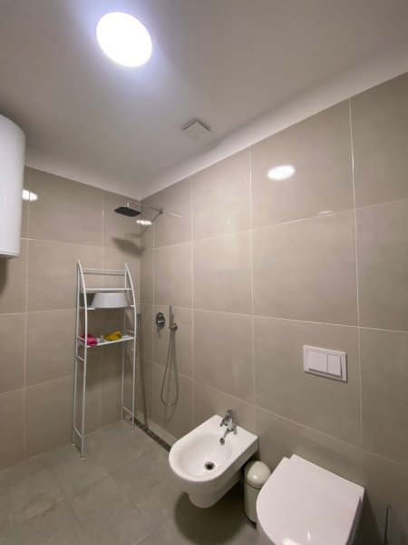 Tirane, jepet me qera apartament 2+1+Aneks+Ballkon Kati 4, 117 m² 1.400 € (BLLOKU)