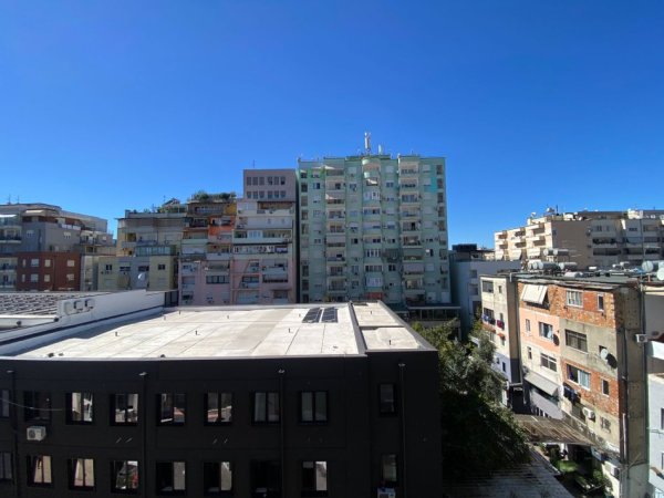 Tirane, jepet me qera apartament 2+1+Aneks+Ballkon Kati 4, 117 m² 1.400 € (BLLOKU)