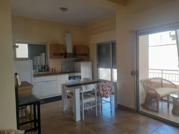 Tirane, jepet me qera apartament 3+1+Ballkon Kati 5, 130 m² 650 € (Liqeni i Thate)