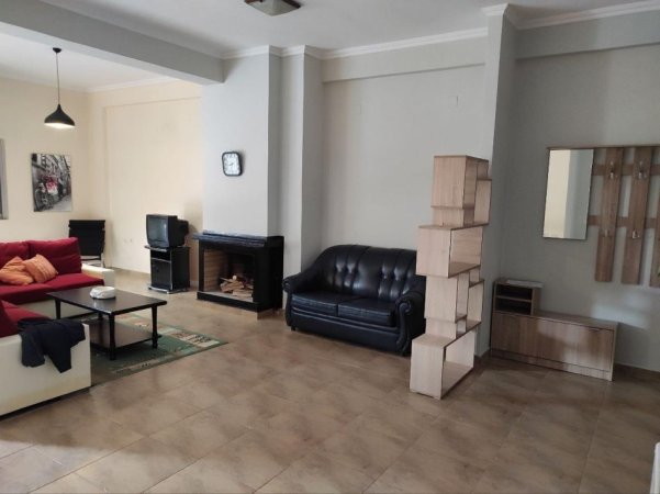 Tirane, jepet me qera apartament 3+1+Ballkon Kati 5, 130 m² 650 € (Liqeni i Thate)