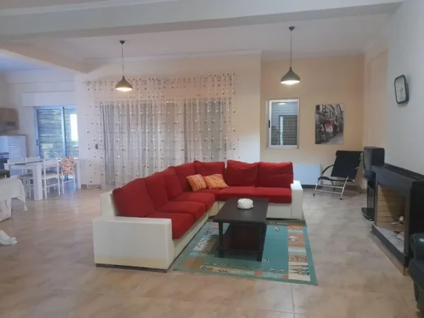 Tirane, jepet me qera apartament 3+1+Ballkon Kati 5, 130 m² 650 € (Liqeni i Thate)