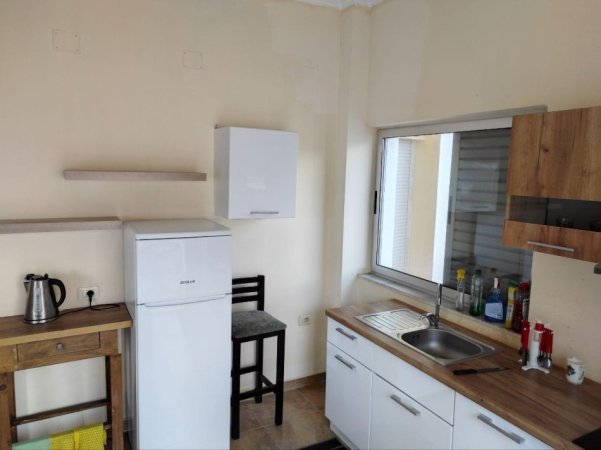 Tirane, jepet me qera apartament 3+1+Ballkon Kati 5, 130 m² 650 € (Liqeni i Thate)